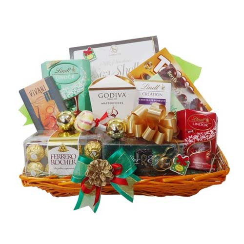 Greet your dear ones with this Simply Divine Chocolate Gift Set and make them fe...