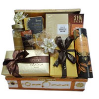 Praise someone dear for their virtues by gifting this Magical Gourmet Gift Hampe...
