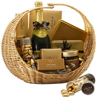 Lovable Gift Hamper with Lots of Surprise