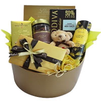 Outstanding in quality and style, this Sweet Gourmet Extravaganza Gift Hamper wi...