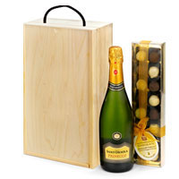 Dynamic Festive Greeting Wine Hamper with Chocolates