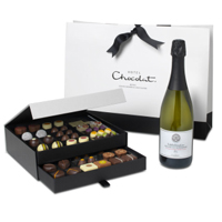 Adorable Festive Greeting Wine Gift Set with Chocolates