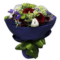 A classic gift, this Charming Flower Arrangement m...