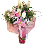 Present this classic and lustrous bouquet to the l...