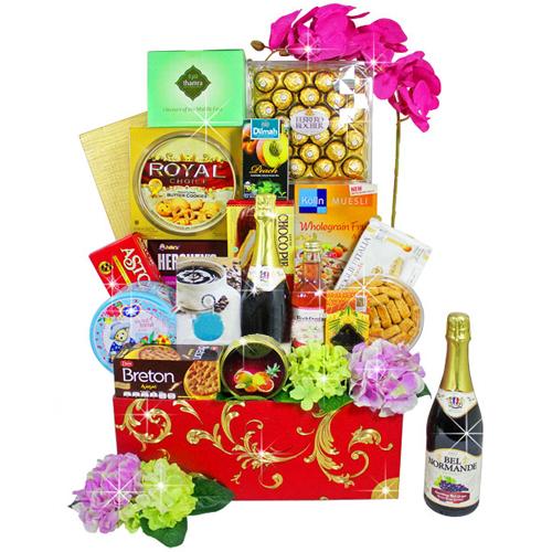 Enchanting Winter Delight Hamper of Wine N Goodies