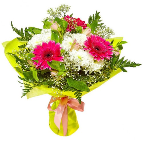 Gift someone close to your heart this Pretty Flowers Bouquet with Delicate Affec...