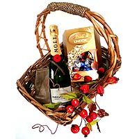 Our elegant wooden basket carries the world most f...