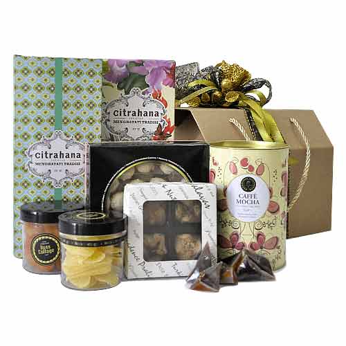 Captivating Gift Hamper of Cookies, Baklavas, Dodol n Dried Fruits